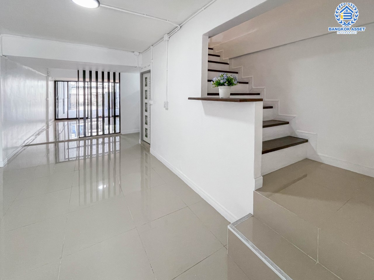 *****ทาวน์เฮ้าส์มือสอง ย่านนนทบุรี ม.ธารทอง2 บางใหญ่-กาญจนาภิเษก (ซ.วัดลาดปลาดุก) เนื้อที่ 23 ตร.ว. ฟังก์ชัน 2 ห้องนอน 2 ห้องน้ำ จอดรถได้ 1 คัน ทำเลเดินทางง่ายสะดวกสบาย ใกล้รถไฟฟ้าสายสีม่วง "สถานีคลองบางไผ่", ทางด่วน "กาญจนาภิเษก" และเซ็นทรัลเวสต์เกต